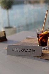 rezerwacja stolika w restauracji nad morzem, drink 