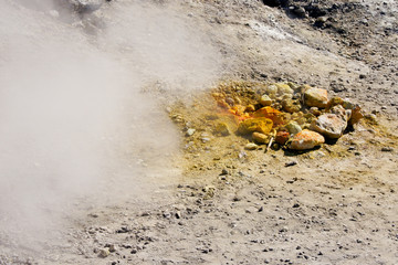 Schweflige Fumarole im Solfatara Krater, Teil der phlegräischen Felder in Italien