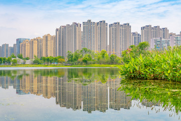 Obraz premium Architectural scenery around Jincheng Lake Park in Chengdu, Sichuan Province, China