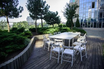 White table with chairs in the Park
