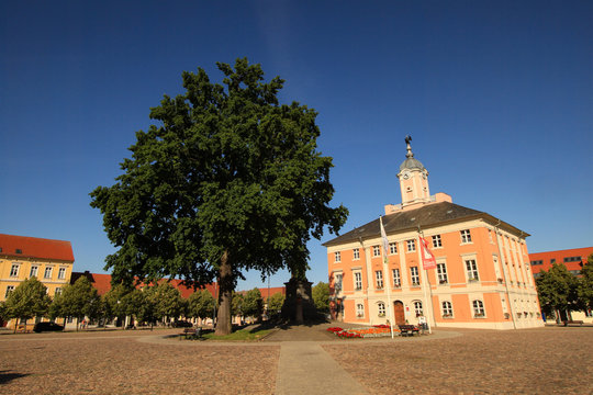 Kleinstadtidylle in der Uckermark / Marktplatz mit Rathaus in Templin