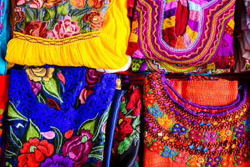 Ropa con colores vibrantes