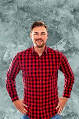 Studioporträt eines Erwachsenen Mannes mittleren Alters mit den Händen in der Hüfte