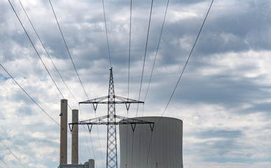 Freileitungsmast, Stromleitungen und Kühlturm