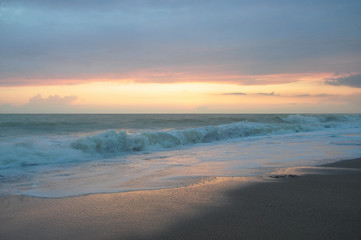 Fototapeta premium Sunset sky over the sea, waves and beach