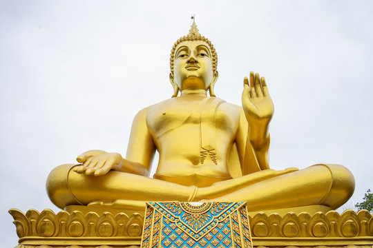 The large golden Buddha statue stands tall and stands out and is respected by Buddhists. Is the thing that holds many people's minds