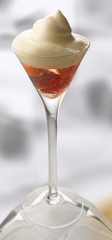 Cocktail vermut con espuma de frutas. Vermouth cocktail with fruit foam.