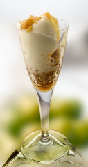 cocktail de helado en copa de cristal. ice cream cocktail in crystal glass.