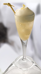 Cocktail de champán en copa de cristal. Champagne cocktail in crystal glass.