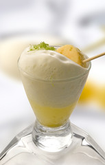 Mousse de piña en copa de diseño. Pineapple mousse in a designer glass.