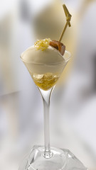Cocktail de vodka con espuma de limón. Vodka cocktail with lemon foam.