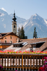 Obraz premium Ftan, Dorf, Kirche, Kirchturm, Unterengadin, Alpen, Wanderweg, Graubünden, Sommer, Schweiz
