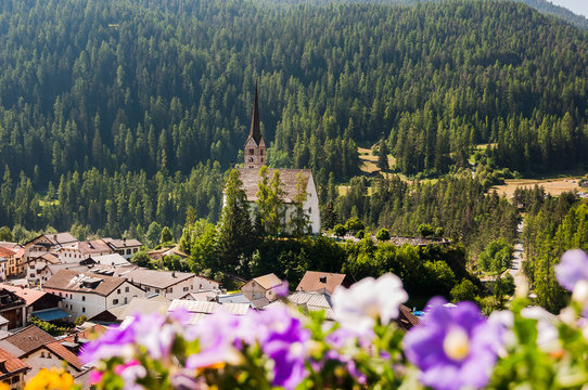 Scuol, Kirche, Engadiner Dorf, Unterengadin, Alpen, Wanderweg, Graub&uuml;nden, Sommer, Schweiz