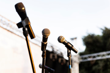 Obraz premium several microphones before a concert, in the background the sky