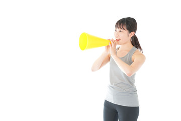 スポーツの応援をする若い女性