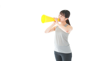 スポーツの応援をする若い女性