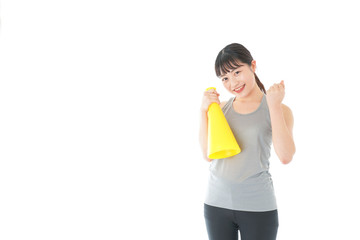 スポーツの応援をする若い女性