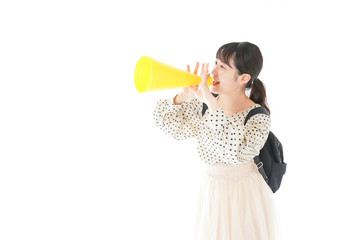 スポーツの応援をする若い女性