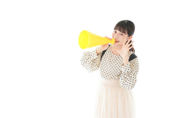 スポーツの応援をする若い女性