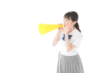 スポーツの応援をする若い女性