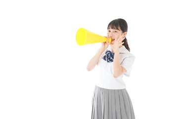 スポーツの応援をする若い女性