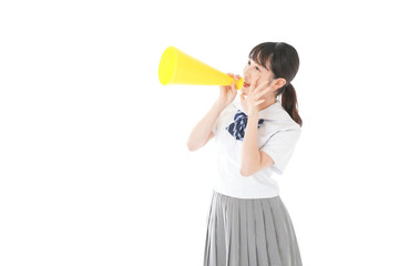 スポーツの応援をする若い女性