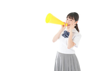 スポーツの応援をする若い女性