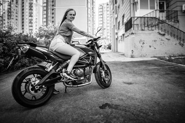 Obraz na płótnie Canvas young woman on a motorcycle