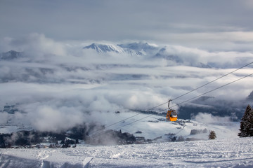 Eine Gondel fährt den schneebedeckten Berg hoch