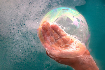 Seifenblase in Kinderhand