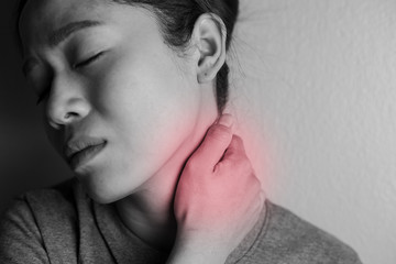 Woman with pain in neck.
