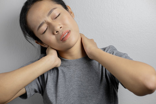 Woman with pain in neck.