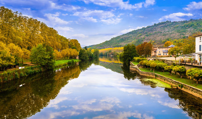 Fototapeta na wymiar l'Aveyron à Saint-Antonin-Noble-Val, Occitanie, France