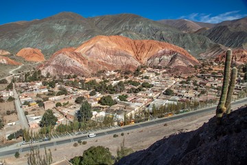Lo splendido villaggio di Purmamarca e le sue montagne di 7 e più colori, nella provinca di Jujuy, Argentina