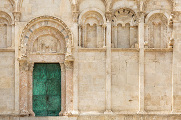 Green doors in Termoli Cathedral - obrazy, fototapety, plakaty