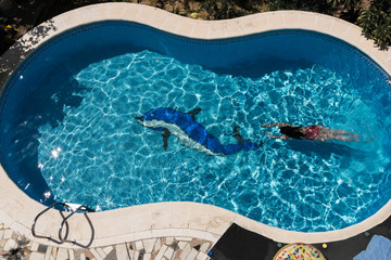 Fototapeta na wymiar Chica nadando en una piscina