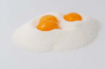 Zucker Haufen und ganze Eidotter