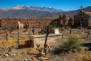 Il cimitero di Cachi e i suoi enormi monti ale spalle, Salta, Argentina