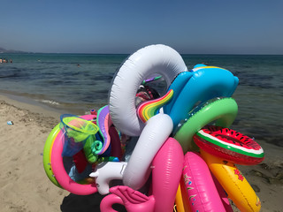 Cumulo di salvagenti in spiaggia sembrano muoversi da soli