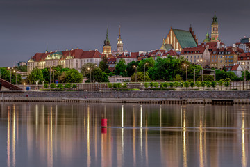 Fototapeta na wymiar Warszawa panorama Starego Miasta nad Wisłą w nocy