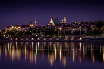 Warszawa panorama Starego Miasta nad Wisłą w nocy