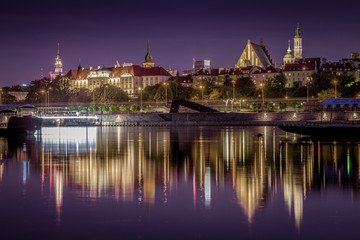 Warszawa panorama Starego Miasta nad Wisłą w nocy