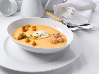 GAZPACHO Y HUEVO DE CODORNIZ  sobre mantel de hilo blanco. GAZPACHO AND QUAIL EGG on a white linen tablecloth.