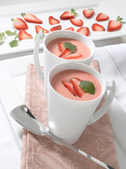 gazpacho de fresón en taza de porcelana y cuchara. Strawberry gazpacho in porcelain cup and spoon.