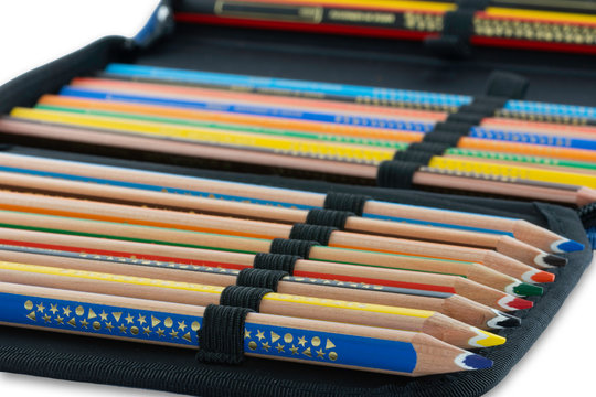 Schul-Federtasche gefüllt mit Buntstiften Stock-Foto | Adobe Stock