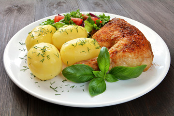 dko z kurczaka pieczone, ziemniaki i surówka © robert6666