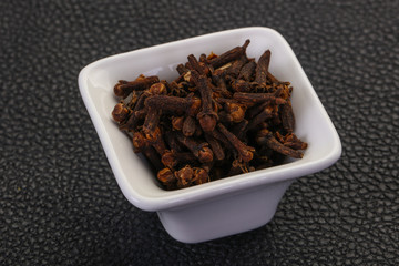Dry clove seeds