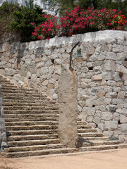 Menir prehistórico, utilizado como objeto decorativo en la Costa brava y se ha utilizado para poner una lámpara. © Jorge