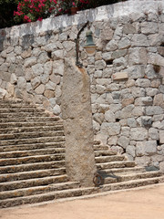 Menir prehistórico, utilizado como objeto decorativo en la Costa brava y se ha utilizado para poner una lámpara. © Jorge