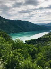 Obraz premium lake in the mountains of georgia